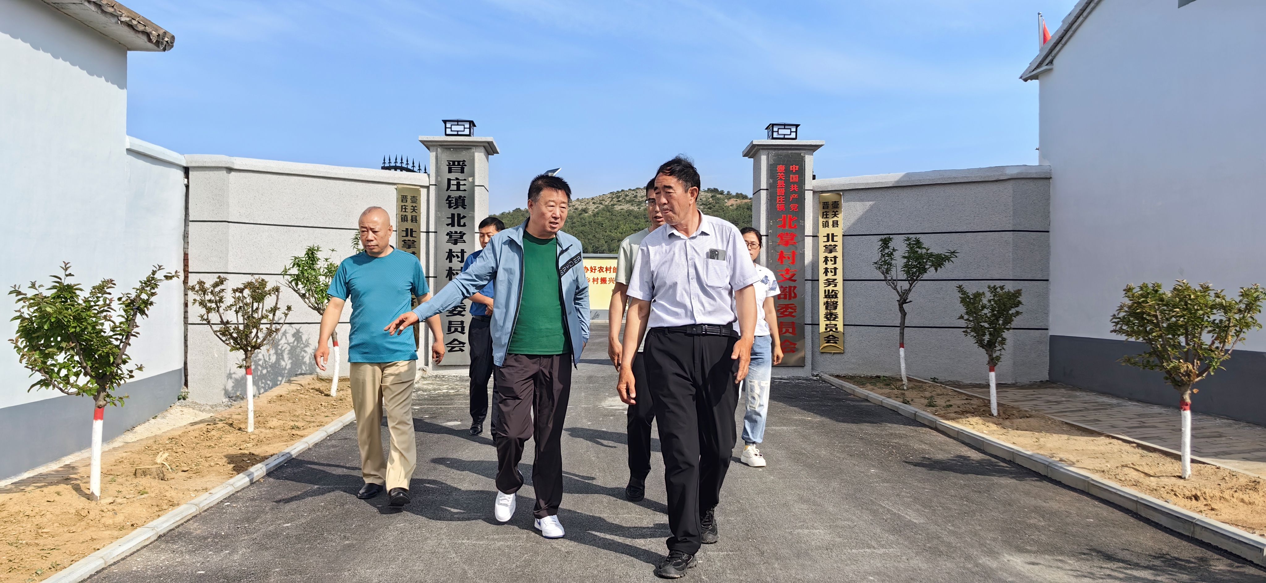 党委书记秦跃中与北掌村支书规划村庄道路